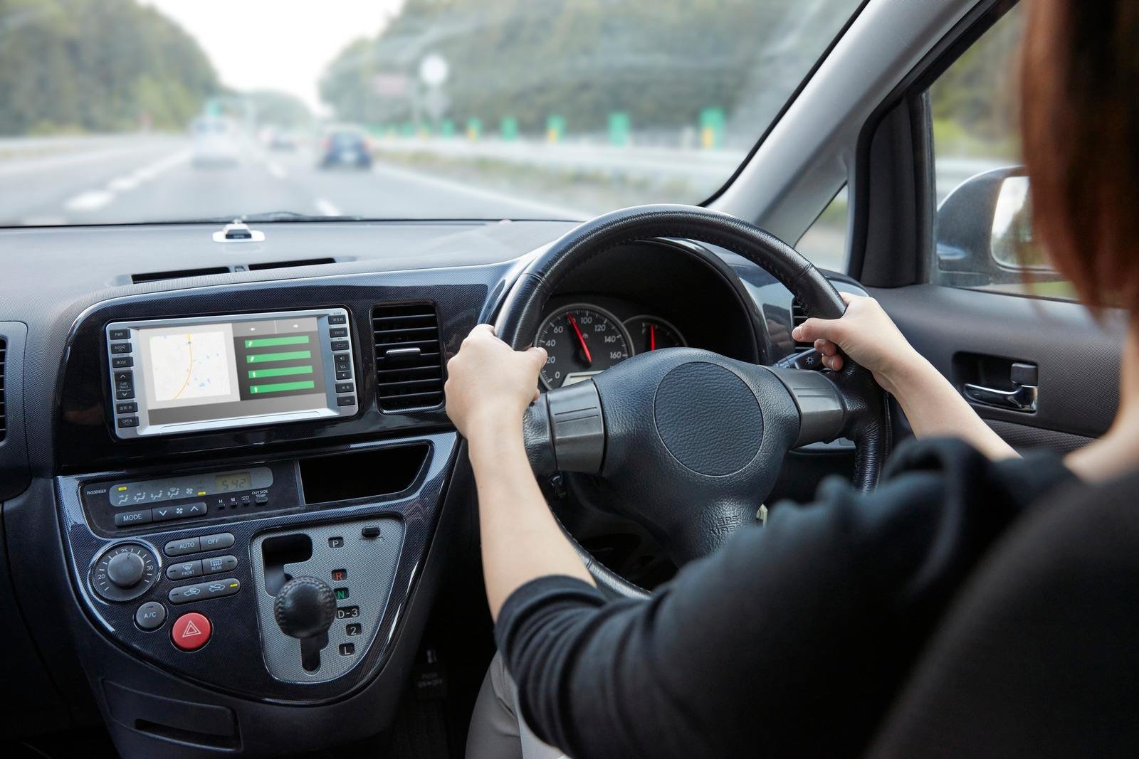 คนกำลังขับรถยนต์