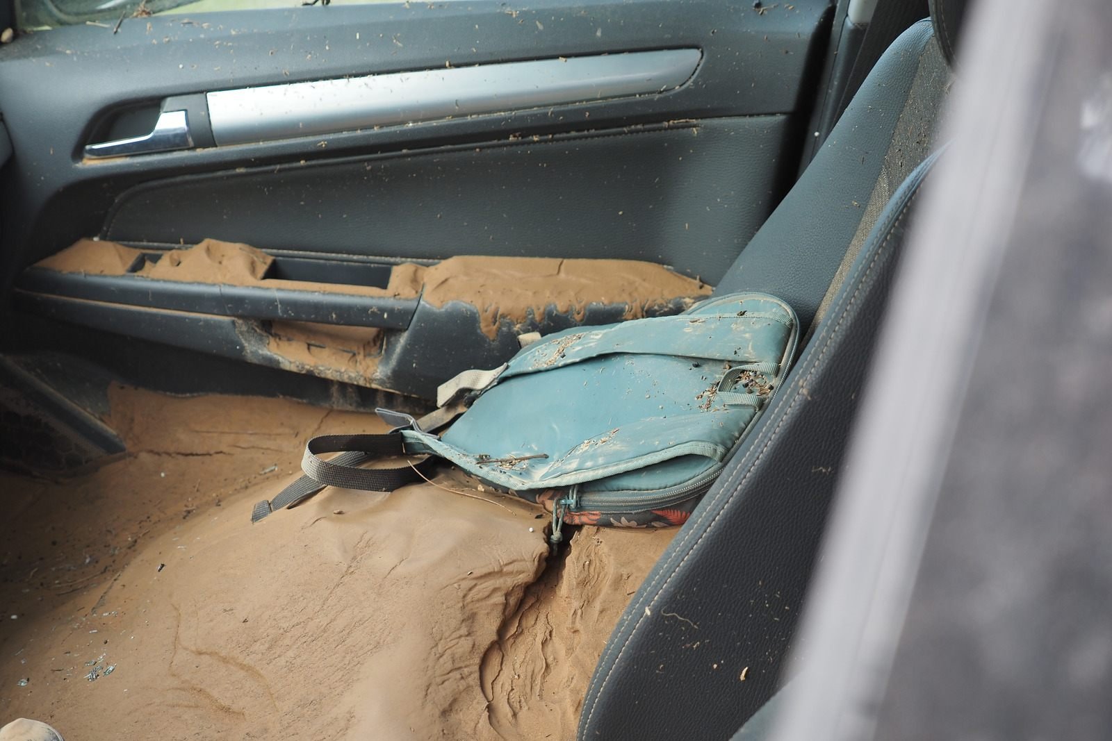 คราบโคลนในรถที่ถูกน้ำท่วม