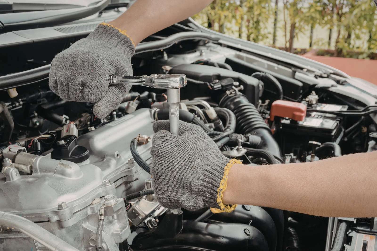 ช่างกำลังซ่อมรถยนต์