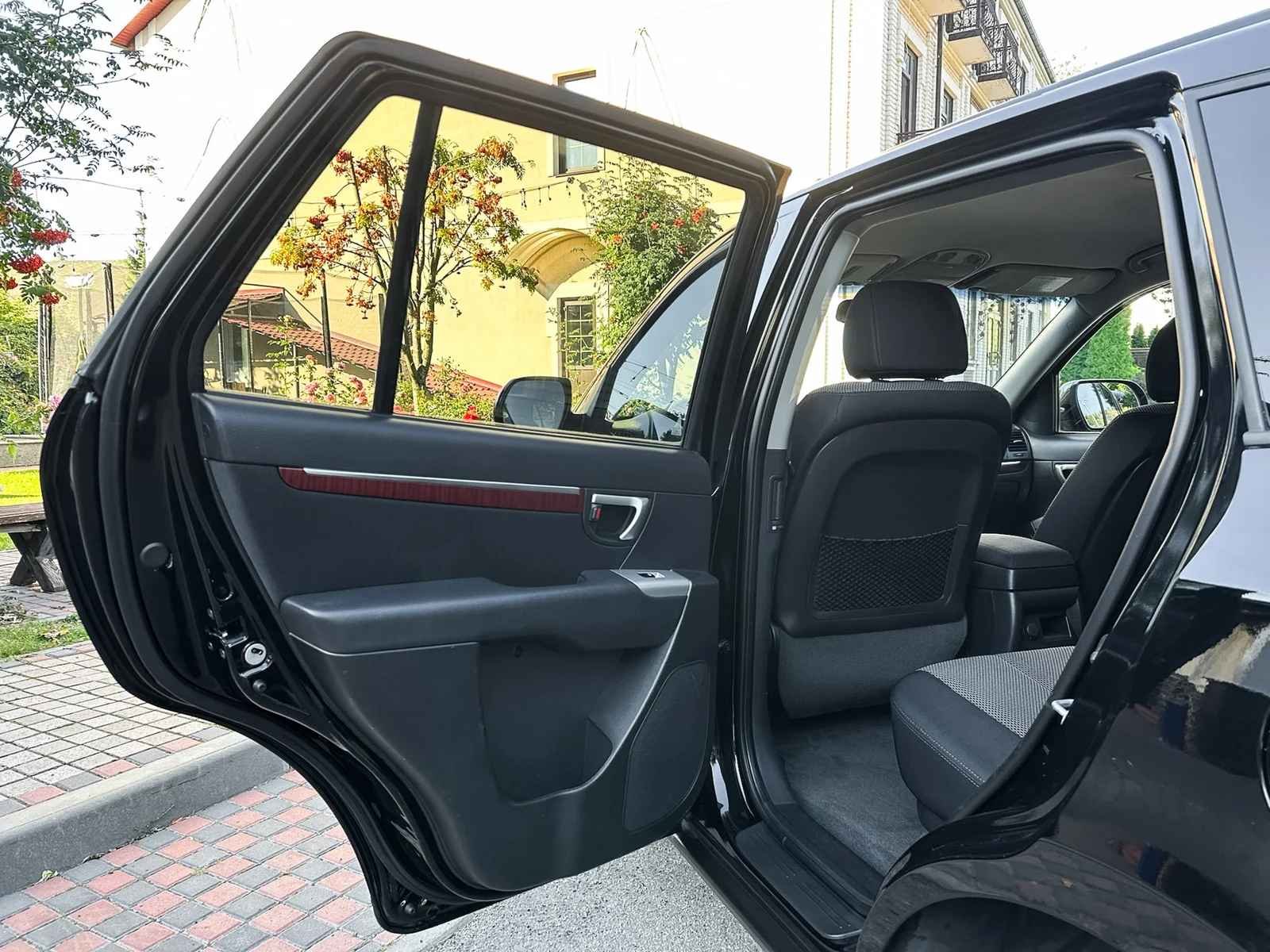 ประตูรถเปิดกว้างเห็นภายในห้องโดยสาร