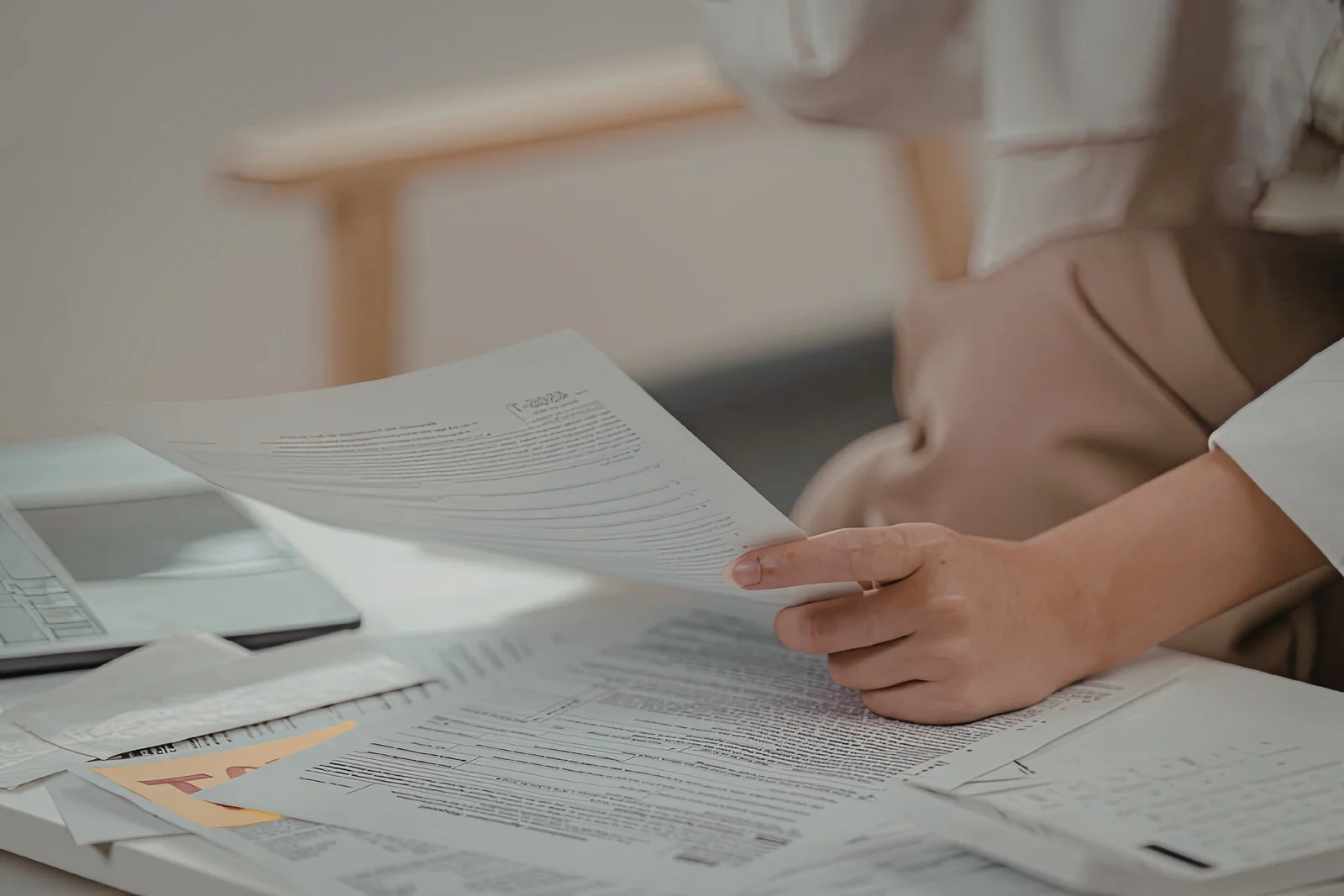 ผู้ชายกำลังตรวจสอบเอกสาร