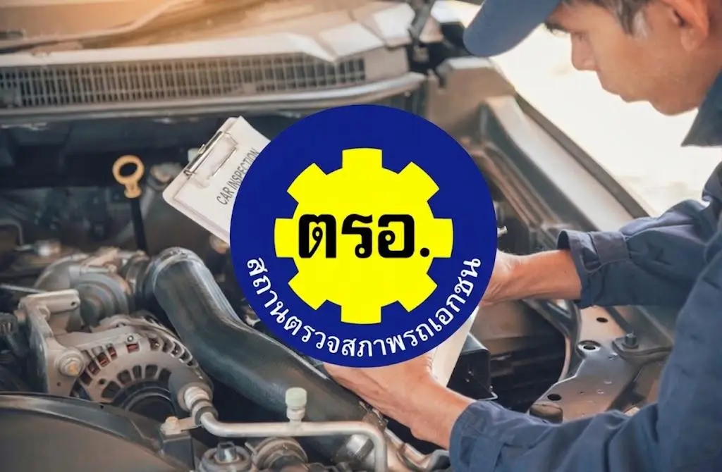 ช่างกำลังตรวจเช็กห้องเครื่องรถยนต์